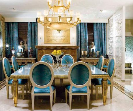 Большой стол и мягкие стулья для столовой.