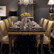 Большой стол и стулья для столовой комнаты.