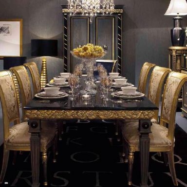 Большой стол и стулья для столовой комнаты.