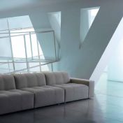 Большой светлый диван