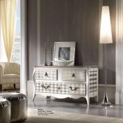 Большой светлый комод