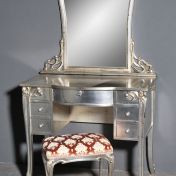 Туалетный столик с зеркалом