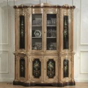 Буфет со стеклянными створками в центре