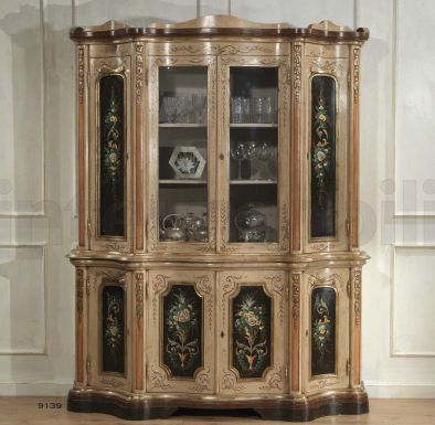 Буфет со стеклянными створками в центре