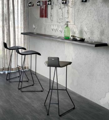 Черные барные стулья