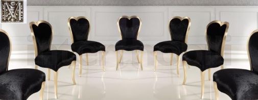 Черные стулья с мягкой обивкой.