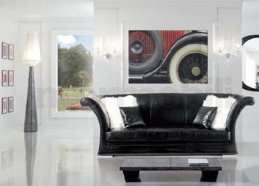 Черный кожаный диван и столик от Poles Salotti.
