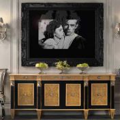 Четырехдверный комод и мягкие стулья.