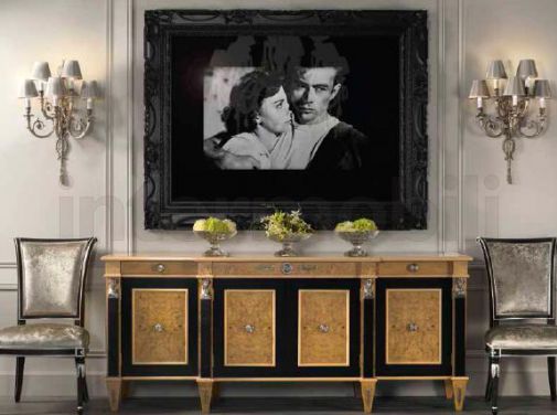 Четырехдверный комод и мягкие стулья.