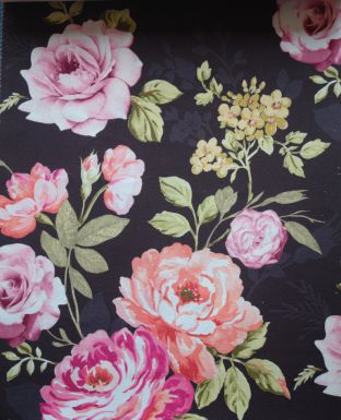 Цветочная композиция на черном фоне