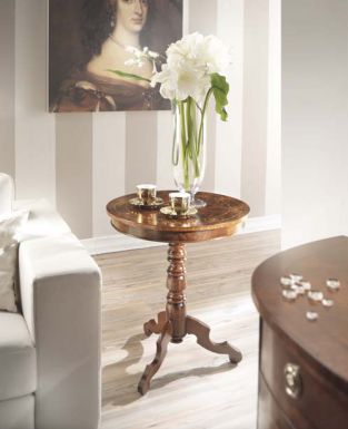 Цветочный столик в классическом стиле