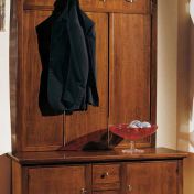 Деревянная панель с вешалками и низким комодом
