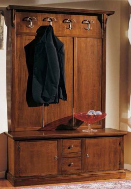 Деревянная панель с вешалками и низким комодом