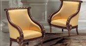 Деревянные кресла с мягкой обивкой и позолотой.