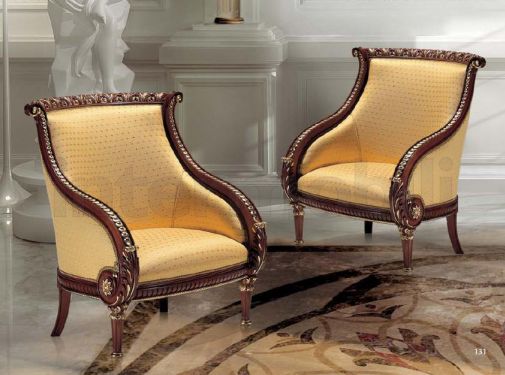 Деревянные кресла с мягкой обивкой и позолотой.