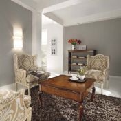 Деревянный кофейный столик с удобными креслами