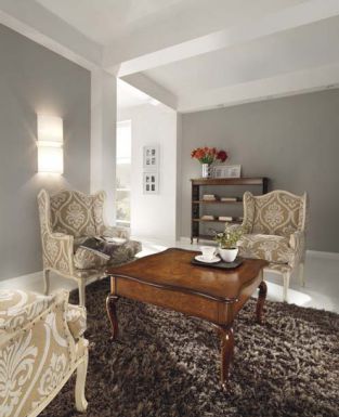 Деревянный кофейный столик с удобными креслами