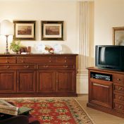 Деревянный комод внушительных размеров