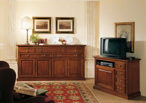 Деревянный комод внушительных размеров