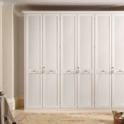 Деревянный шкаф в спальню