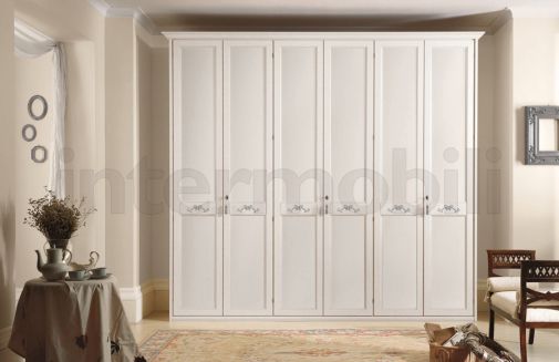 Деревянный шкаф в спальню