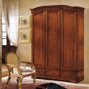 Деревянный шкаф с тремя отсеками