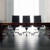 Деревянный стол для офиса