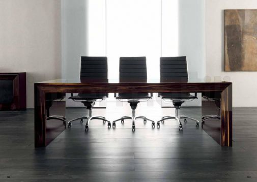 Деревянный стол для офиса