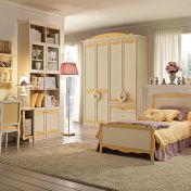 Детская комната для девочки в золотистых тонах