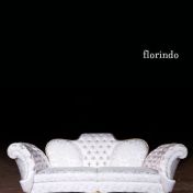 Диван белого цвета для гостиной.