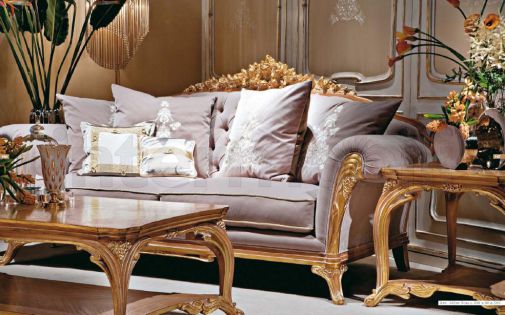 Диван и столик для гостиной комнаты.