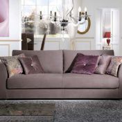 Диван кофейного оттенка и маленький столик.