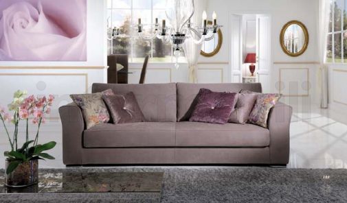 Диван кофейного оттенка и маленький столик.