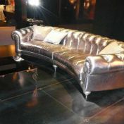 Диван с золотой обивкой и кофейный столик.