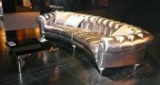 Диван с золотой обивкой и кофейный столик.