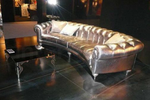 Диван с золотой обивкой и кофейный столик.