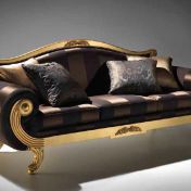 Диван с позолоченными деталями для гостиной.