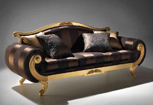 Диван с позолоченными деталями для гостиной.