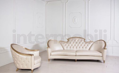 Диван со стеганой спинкой для гостиной.