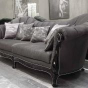 Диван в темной гамме от Mantellassi.