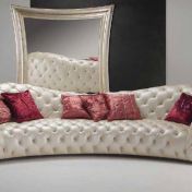 Дизайнерский диван для гостиной комнаты.