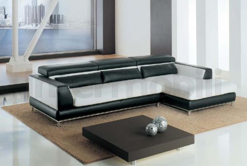 Дизайнерский диван с черно-белой обивкой.