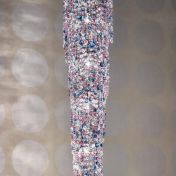 Длинная люстра с цветными подвесками