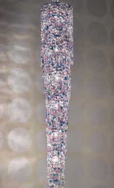 Длинная люстра с цветными подвесками