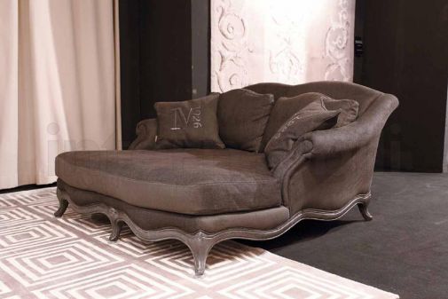 Дневная кровать темного оттенка.