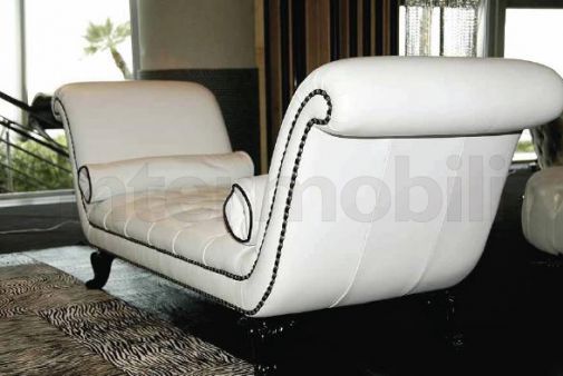 Дормез белого цвета.