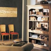 Открытый книжный шкаф и стулья с красным сидением