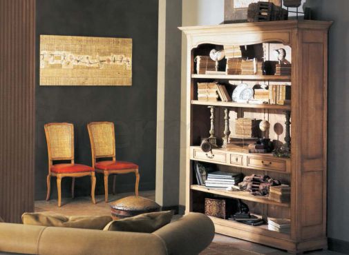 Открытый книжный шкаф и стулья с красным сидением