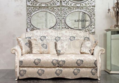 Двухместный мягкий диван.