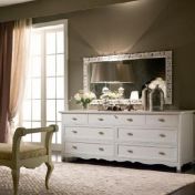 Двойной комод белого цвета.